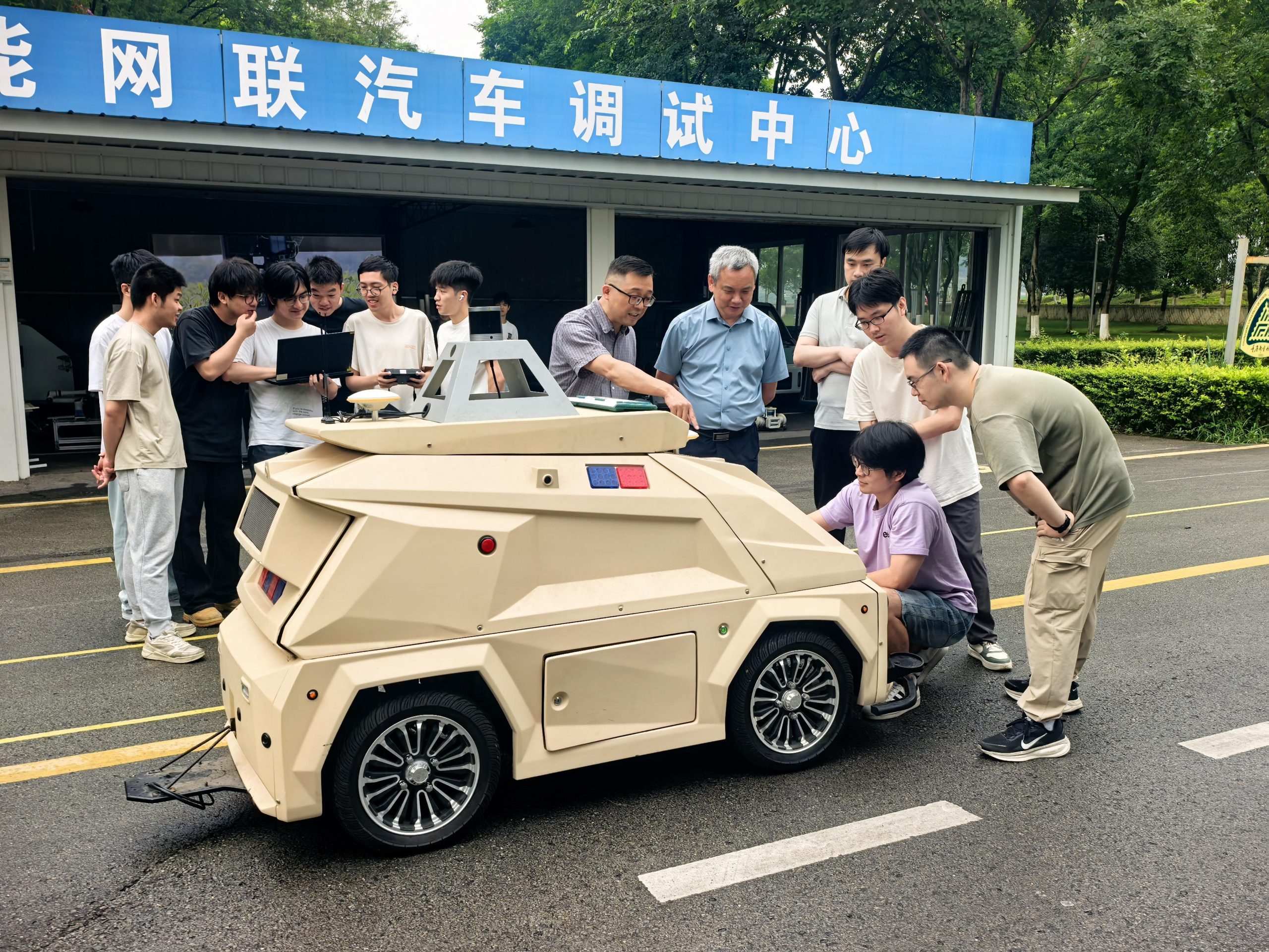 智能网联汽车与车路协同重庆市重点实验室科研人员调试自动驾驶试验车