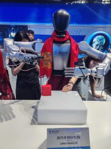 北京中关村集中展示太空算力、仿生灵巧手、柔性脑机接口等前沿成果